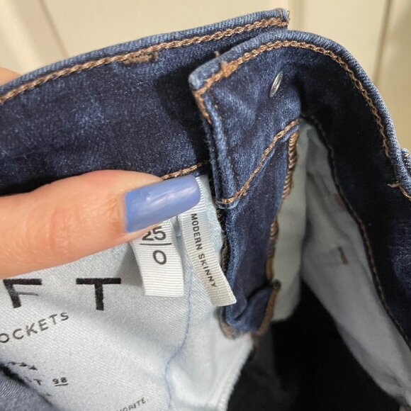 Made And Loved LOFT Womens Blue Dark Wash Stretch Raw Hem Skinny Jeans Size 0/25 - Picture 3 of 8